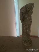Hölgy vizeskancsóval porcelán figura