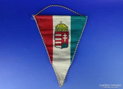 0G291 Régi háromszög alakú címeres magyar zászló
