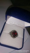 Nagy, vörös gránát köves, markazitos ezüst gyűrű - 1,7 cm