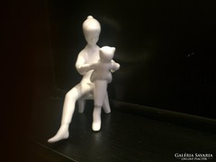 Porcelán figura ülő leány, játék mackóval festetlen változat