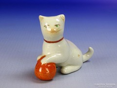 0H183 Gombolyaggal játszó Drasche porcelán macska