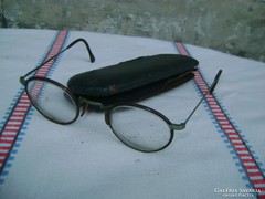 Régi gyermek szemüveg jelzett fém tokban