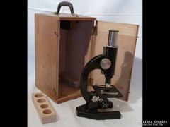 U992 Régi laboratóriumi mikroszkóp fa dobozában