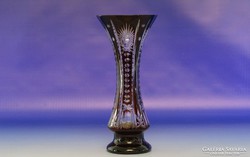 0H364 Bordóra színezett talpas csiszoltüveg váza