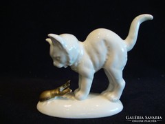 Cica találkozása a rákkal porcelán szobor