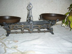 Öntöttvas régi mérleg, gyárilag festett barna serpenyőkkel