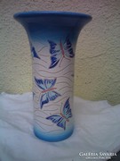 Várkonyi Maréza keramikus iparművész pillangós mázas váza