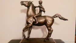 Domonkos Béla: Gyí' lovam nevű bronz szobra