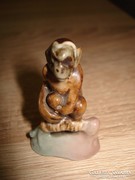 Porcelán majom figura a kölykével