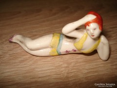Porcelán strandoló hölgy figura
