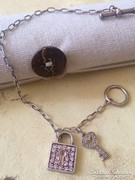 Designer ezüst karlánc kulcsal és lakattal rózsaszín kövekke