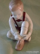 Aquincumi porcelán cipőt fűző kisfiú figura