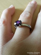 Gyöngyörű Thomas Sabo lila köves, fazettált, feliratos gyűrű