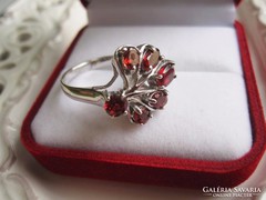 Arisztokratikus ezüst legyezős gyűrű, gránát köves 1,8 cm