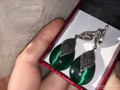 Zöld achát köves ezüst fülbevalópár markazittal 