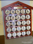 Hummel tányér gyűjtemény 25db, polccal együtt 1971-1995 közt