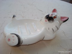 Pihenő macska alakú, mázas kerámia szappantartó