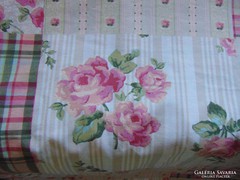 Rózsás paplanhuzat patchwork stílusban 