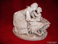 Anya gyermekével-bisquit  porcelán  szobor