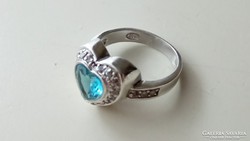 Ezüst gyűrű akvamarin színű díszítéssel.  