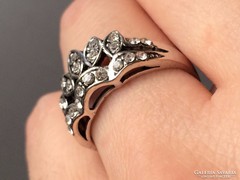 Különleges diadém formájú ezüst gyűrű fehér ékkövekkel