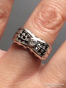 Különleges masni formájú ezüst gyűrű cikroniákkal