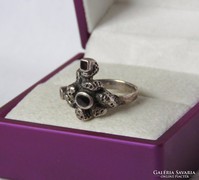 Különleges, kézműves ezüst gyűrű onix kövekkel