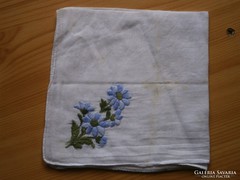 1217. Virágos (nefelejcs) hímzett díszzsebkendő