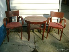 Hajlított lábú asztal két székkel