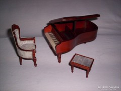 Miniatűr zongora és székek