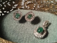 Gyönyörű ezüst fülbevaló és medál valódi smaragd kövekkel