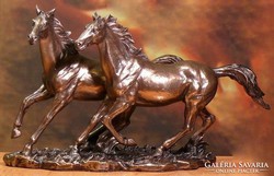 Két ló szobor