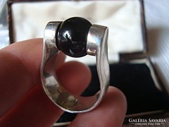 Modern ezüst gyűrű forgó ónix golyóval 13,7 gramm