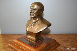 Hatalmas bronz Lenin talpazaton