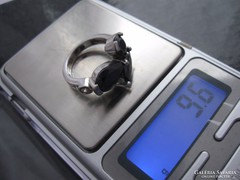 Ezüst gyűrű onix kővel, kétoldalt button foglalatos cirkónia