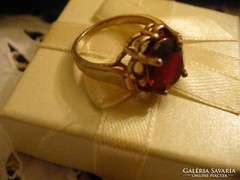 Aranyozott bordó köves gyűrű