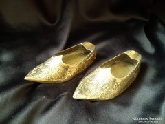 Réz Aladin cipőcskéje hamuzó
