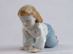 0J511 Zsolnay SINKÓ porcelán mászó kislány
