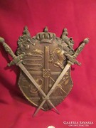 Falra akasztható bronz címeres pajzs 2 tőrrel   1204
