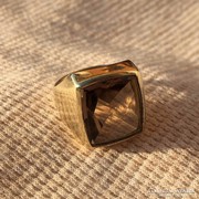 Arany pecsétgyűrű csiszolt kővel