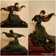 Táncoló női szobor