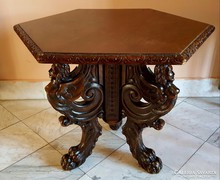 Antik reneszánsz faragott asztal, Szfinxek díszítik