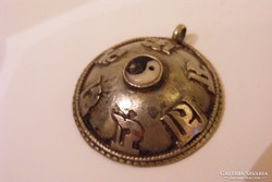 Tibeti ezüst Jin jang  szerencse medál. 3,5 cm.