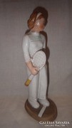 Izsépy kerámia nő teniszütővel ritkább vonalon álló szobor