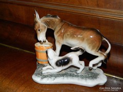 Csacsi és kutya harca a vízért - porcelán szobor