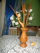 Retro fa váza fa gólyával vagy kócsaggal és gyékénybuzogányokkal