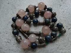 Rózsakvarc és lapis lazuli kövekből készített nyaklánc