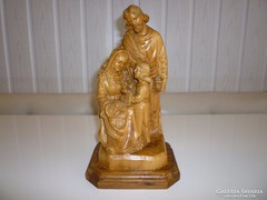 "Holy family" faragott fa szobor