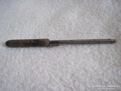 Antik fém és fa anyagkombinációval készült cigarettatöltő készülék 