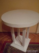 Fehér kerek asztal, virág vagy szobortartó